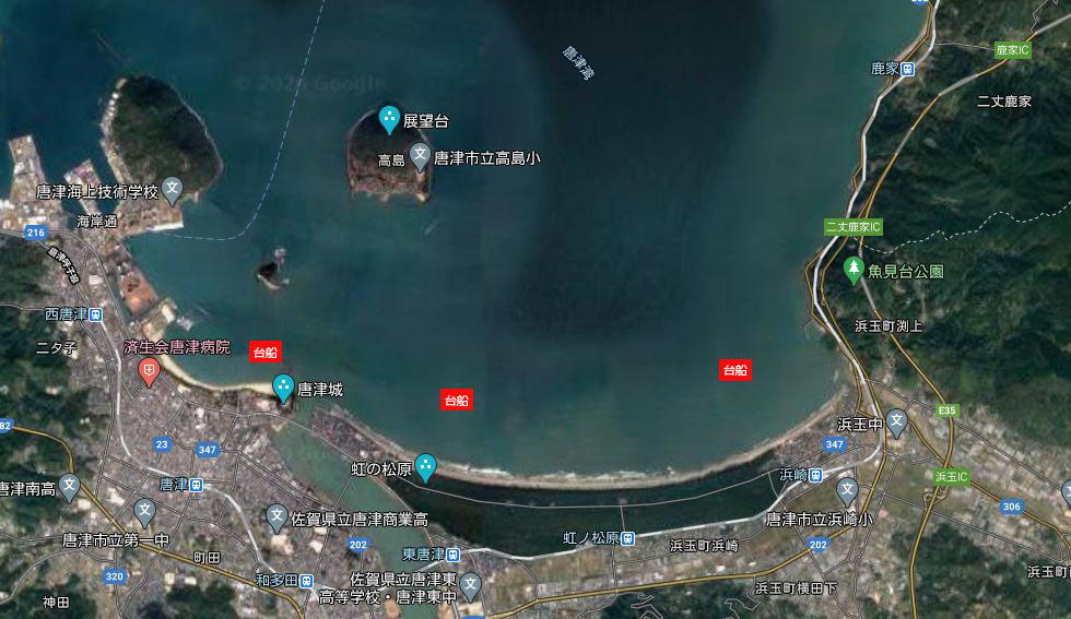 写真の台船は左側から西の浜、東の浜、浜崎（20号玉の保安距離は300ｍ以上、20号玉は上空500ｍまで上がり半径約450ｍ開花します）