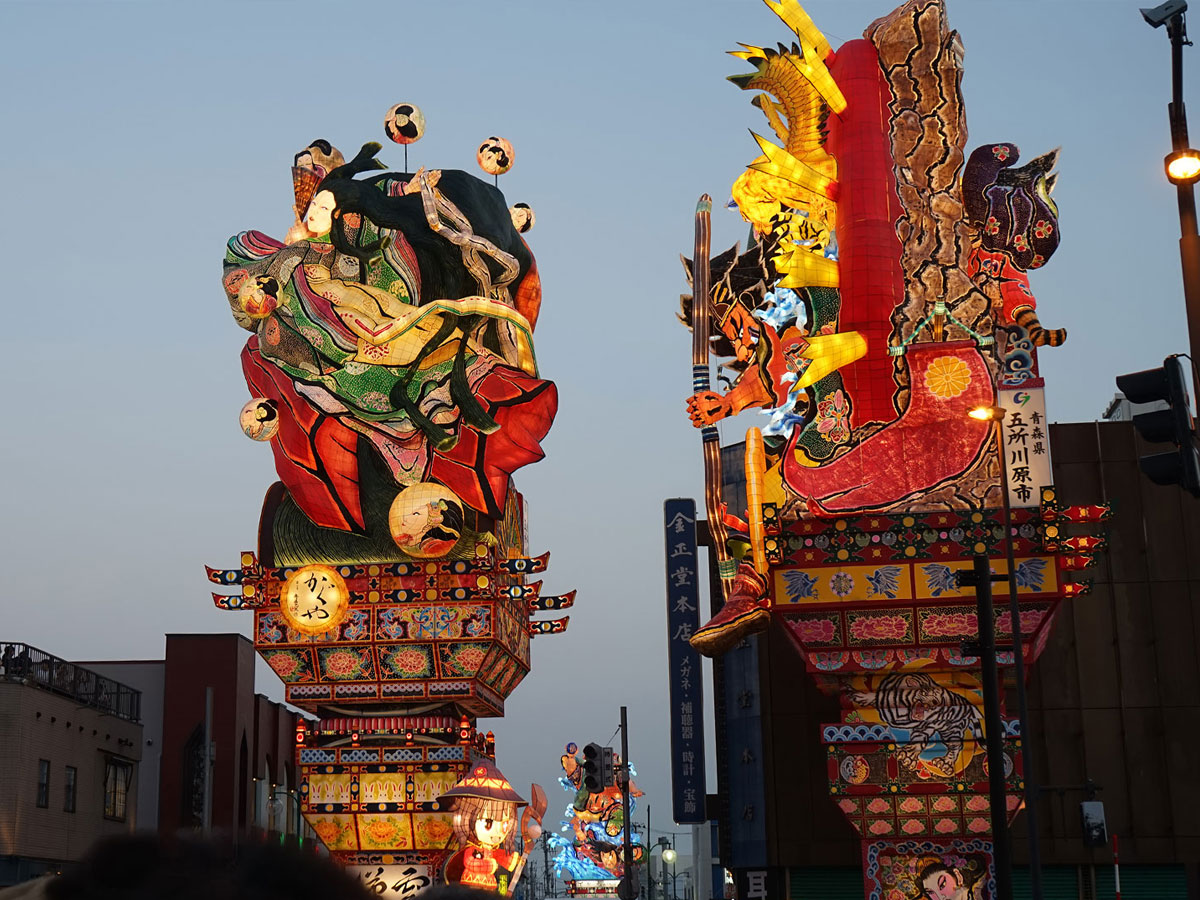 五所川原立佞武多は武を漢字に使い、「たちねぷた」と読ませている