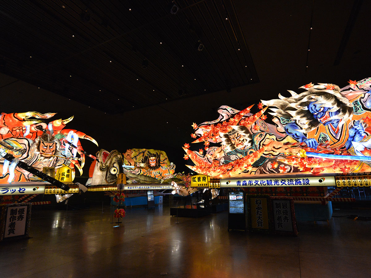 人形ねぷたがメインの青森ねぶた。ワ・ラッセでは運行を終えた人形ねぷたが展示される