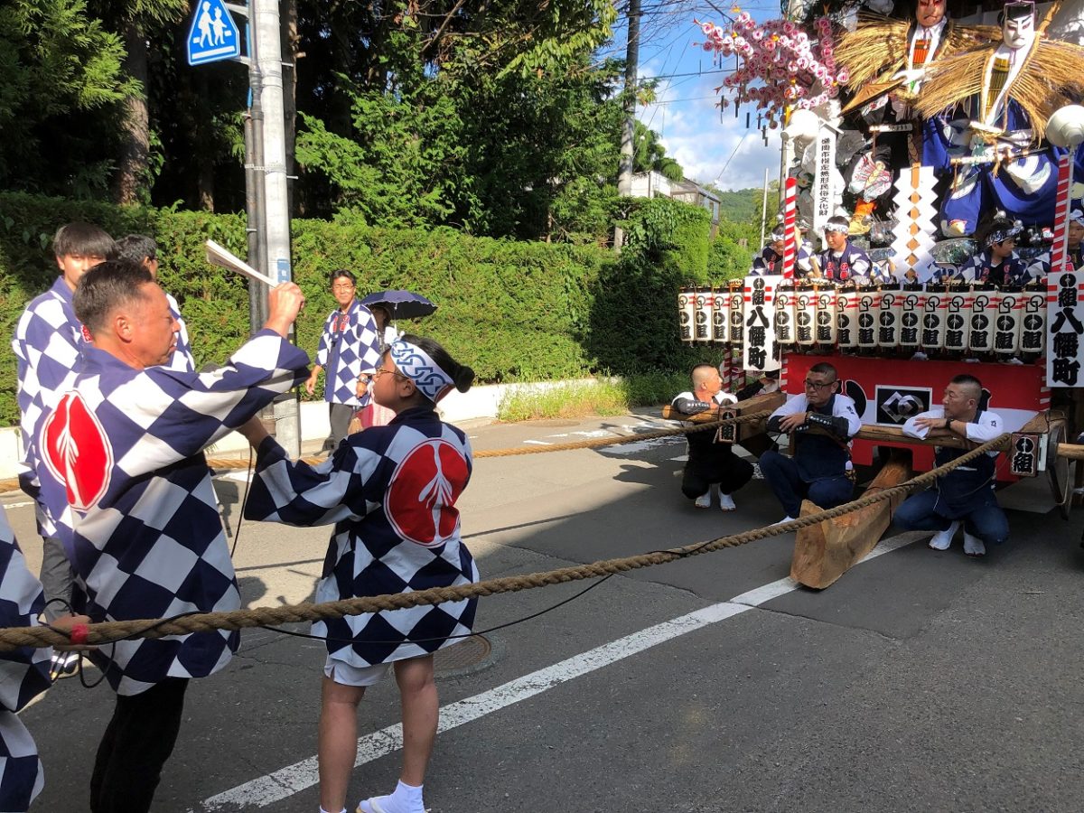 市内を練り歩きお布施を家内安全などを願いその年の山車の音頭をあげる