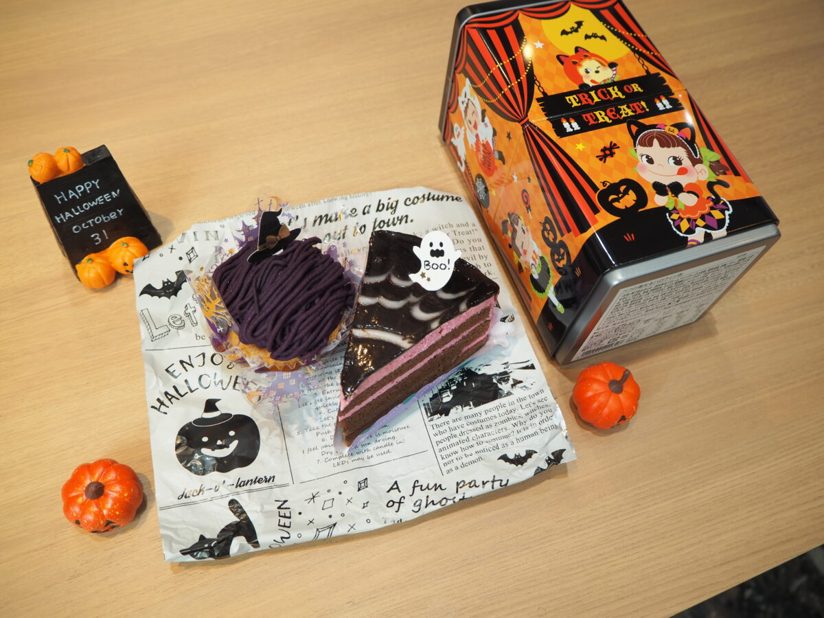 不二家のペコの重なるハロウィン缶