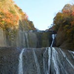 【袋田の滝の紅葉】四段に分かれて水が落下する日本三大名瀑を彩る渓谷
