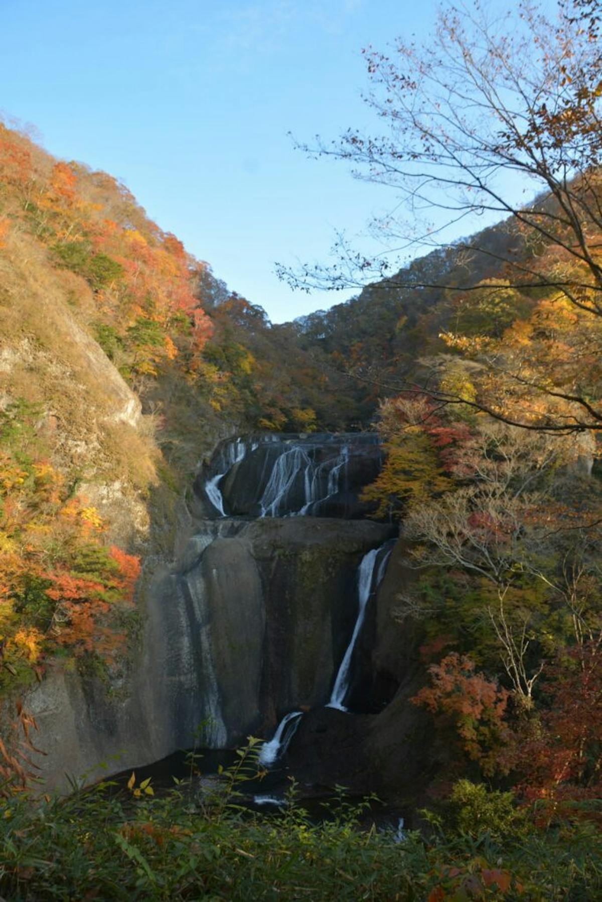 袋田の滝の紅葉 四段に分かれて水が落下する日本三大名瀑を彩る渓谷 オマツリジャパン あなたと祭りをつなげるメディア