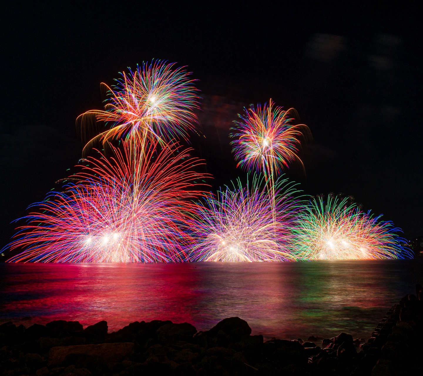 海面に開く花火