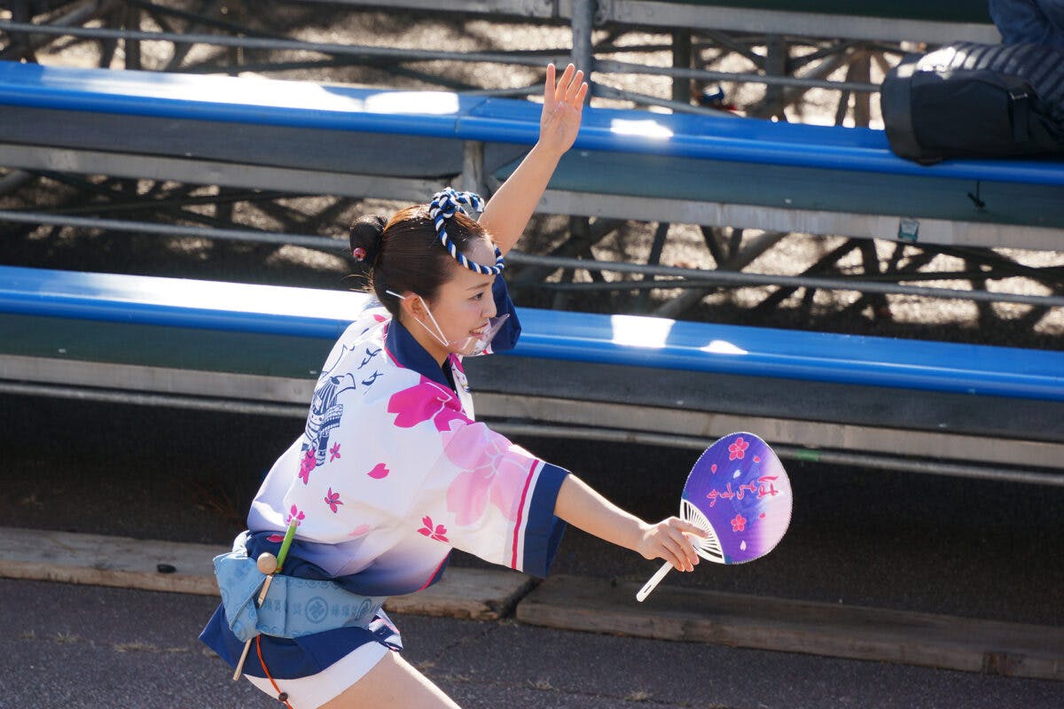 徳島県阿波踊り協会による女法被の流し踊り