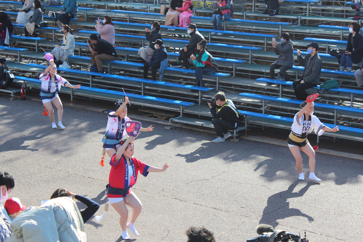 徳島県阿波踊り協会による女法被の流し踊り