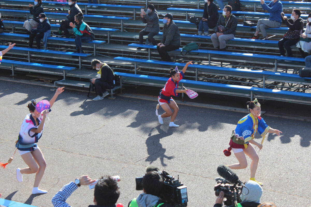 徳島県阿波踊り協会による女法被の流し踊り
