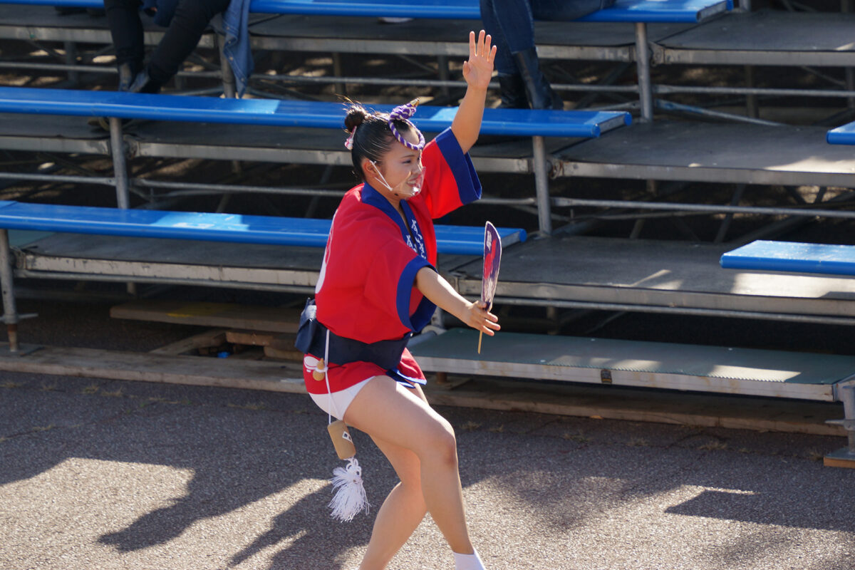 徳島県阿波踊り協会による女法被の流し踊り