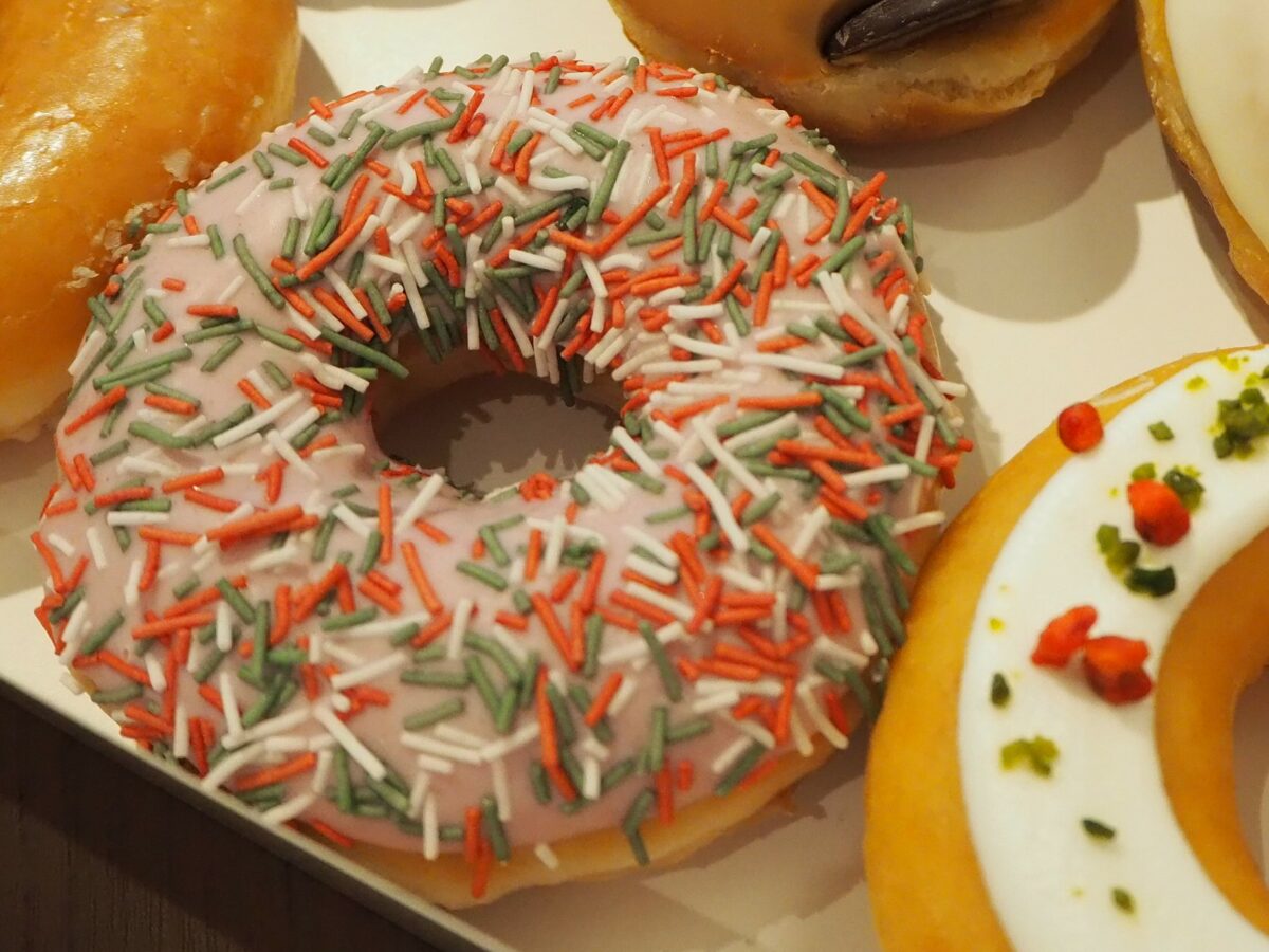 クリスピークリームドーナツのストロベリーチョコ スプリンクル