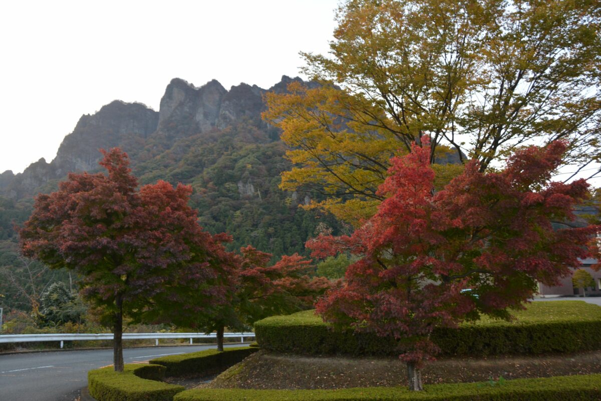【妙義山紅葉フェスティバル】日本三大奇景の奇岩怪石を取り囲む秋の彩り