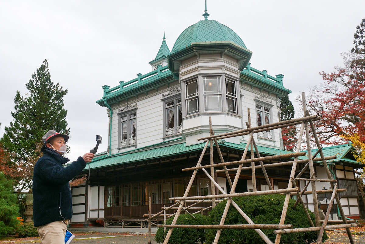 盛美館をガイドする畳指さん