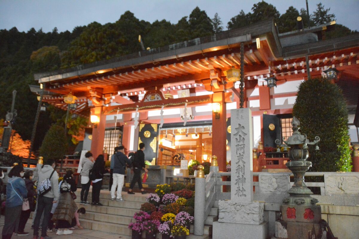 秋の大山・夜景と紅葉】昼夜で別次元の世界が広がる大山寺や阿夫利神社