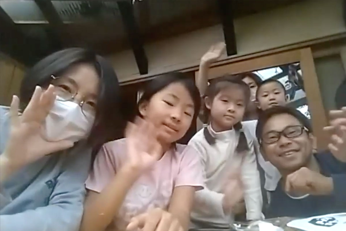 家族と友達で参加した、神奈川県にお住まいの草柳さんファミリー（配信映像より）