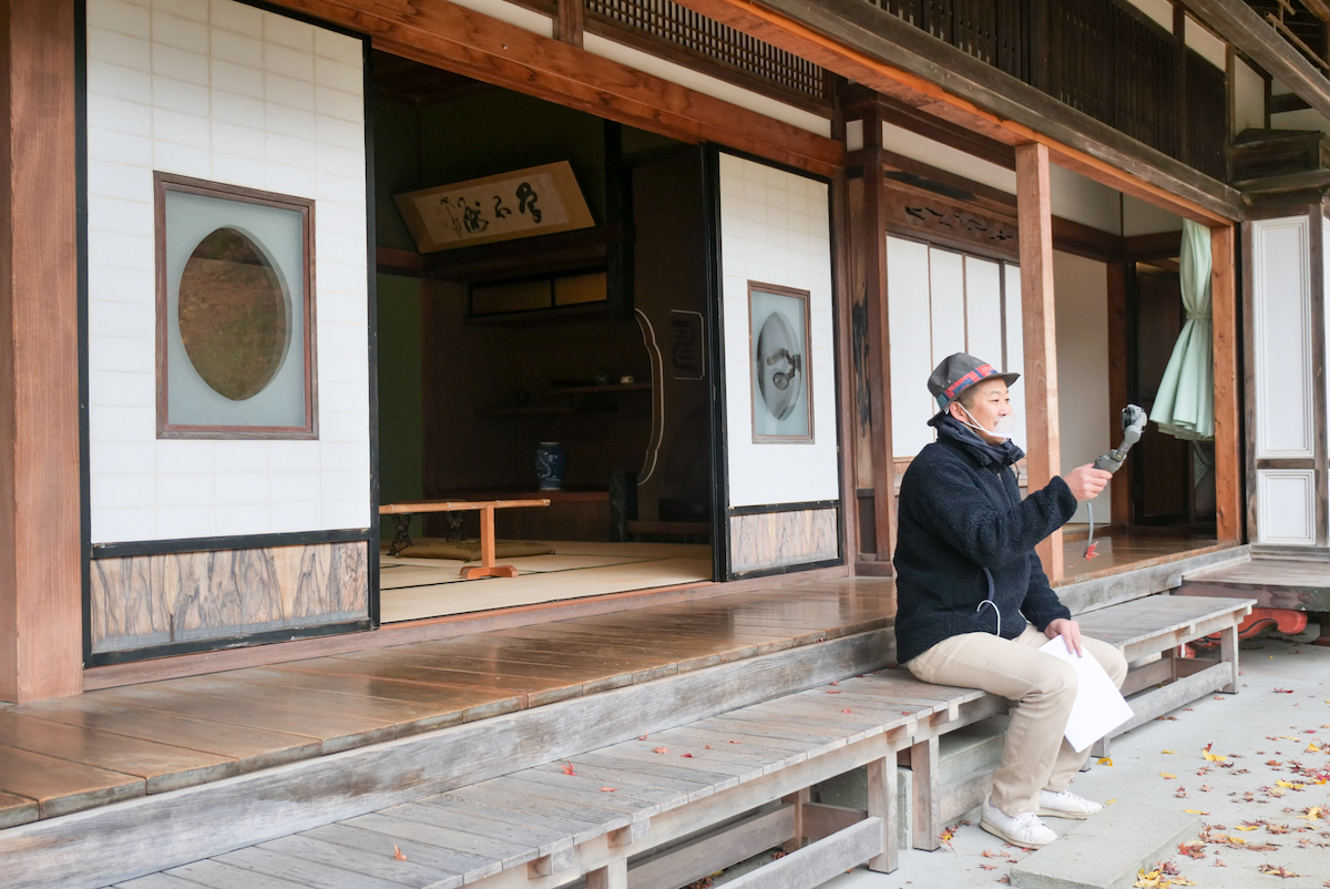 縁側からの美しい日本庭園も座った視点で見せてくれました