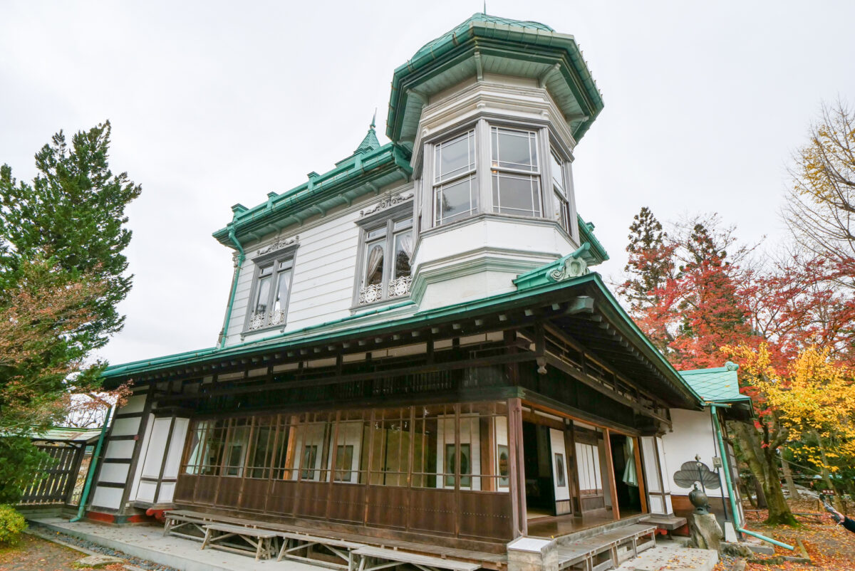 1Fが数奇屋造りの純和風、2階はルネッサンス調の洋館の盛美館