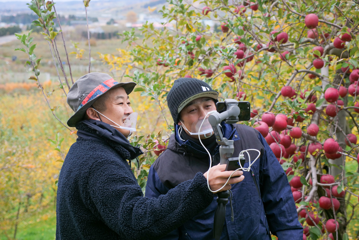 参加者に自己紹介する今井農園の今井和人さん（右）