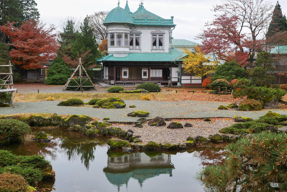 池の水面に映る盛美館