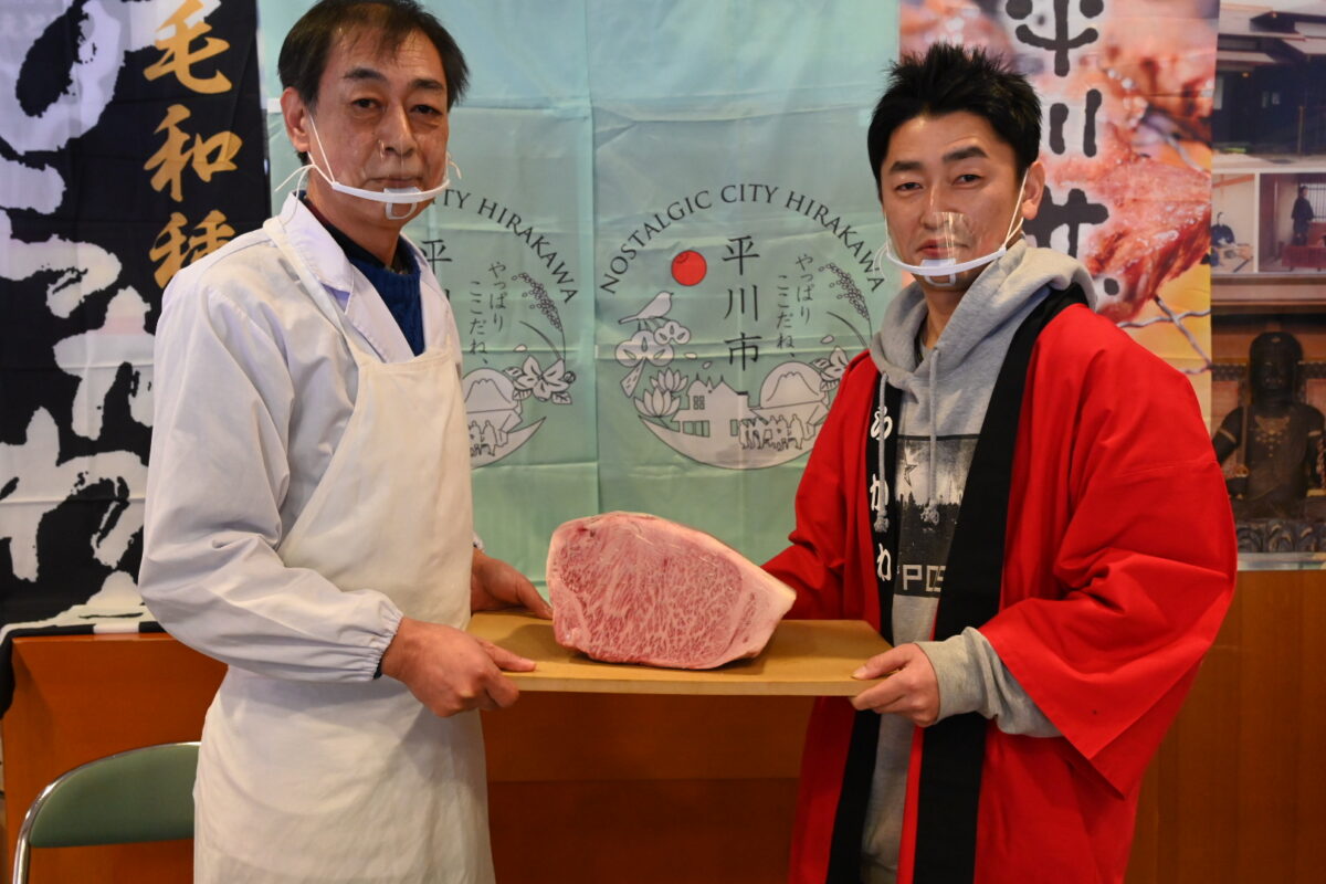 豚金の葛西さん（左）と実際に牛を育てている谷川さん（右）