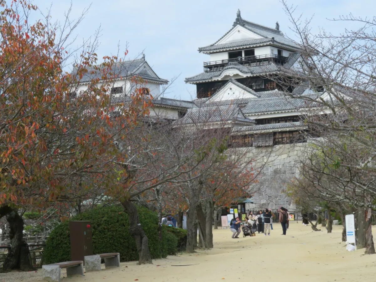 松山城二之丸史跡庭園の紅葉 数多くのカップルが記念撮影する恋人の聖地 オマツリジャパン あなたと祭りをつなげるメディア 松山城二之丸史跡庭園の紅葉 数多くのカップルが記念撮影する恋人の聖地 オマツリジャパン あなたと祭りをつなげるメディア