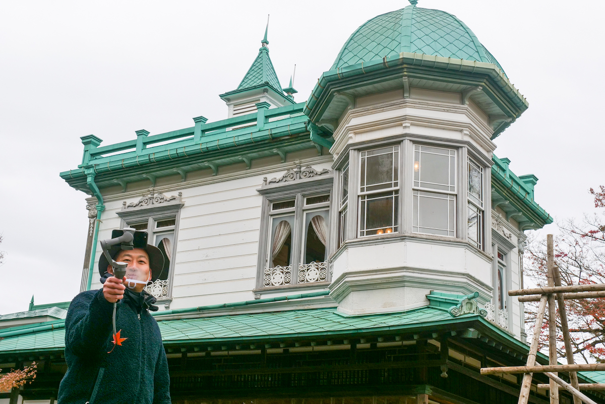 盛美館の前で記念撮影