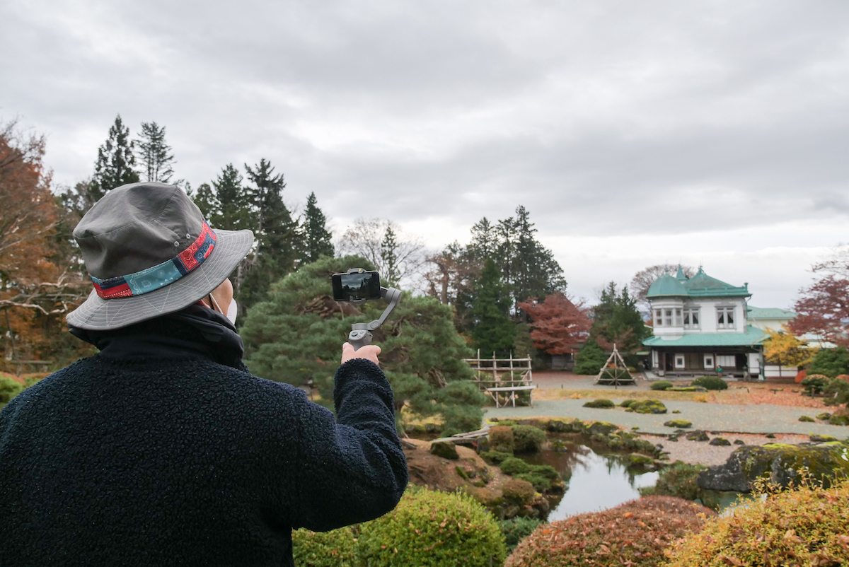 盛美館と庭園のビューポイントをレクチャー中