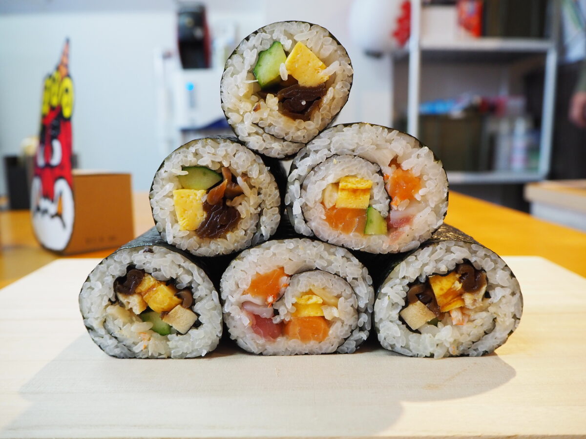 銀のさらの恵方巻の断面図