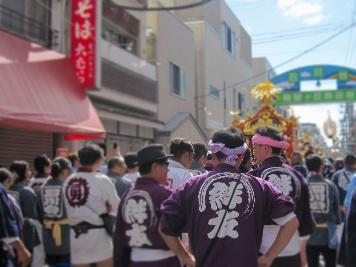お神輿にお伴する担ぎ手たち