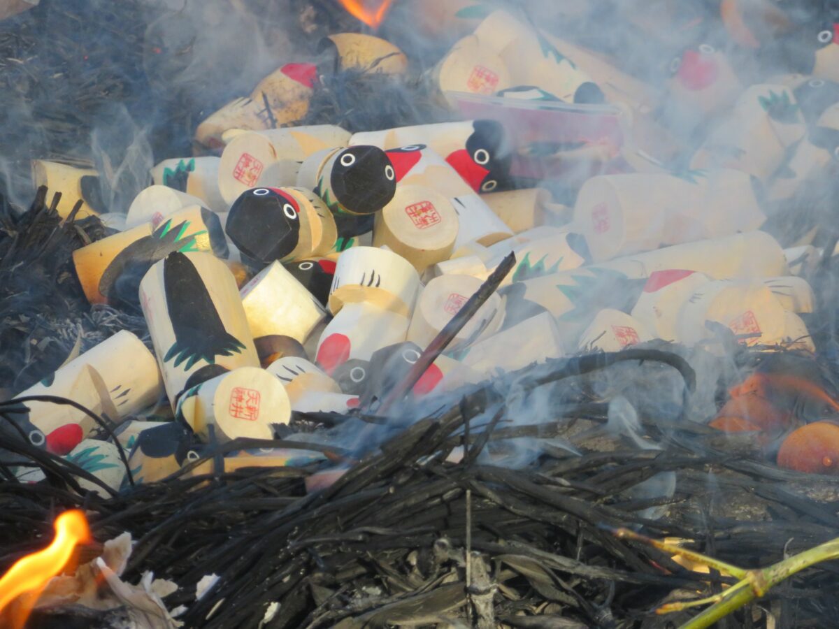 【新井天神北野神社うそ替え神事】揺れる炎の中で焚き上げられる木彫りの鷽