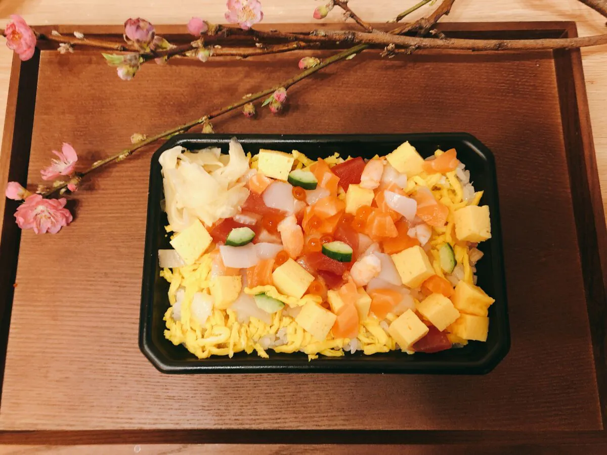 銀のさら 海鮮ばらちらし はひなまつりにピッタリ 実際にデリバリーしてみました 21年 オマツリジャパン あなたと祭りをつなげるメディア 銀のさら 海鮮ばらちらし はひなまつりにピッタリ 実際にデリバリーしてみました 21年 オマツリジャパン あなたと祭りをつなげるメディア