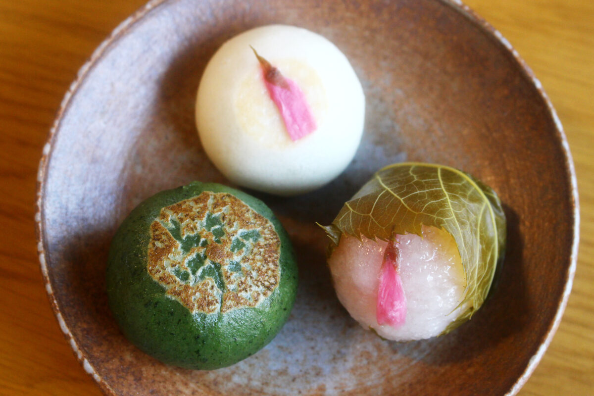 たねやの春はかわいい餅菓子が必見！桜香る道明寺に、きな粉をかける草餅