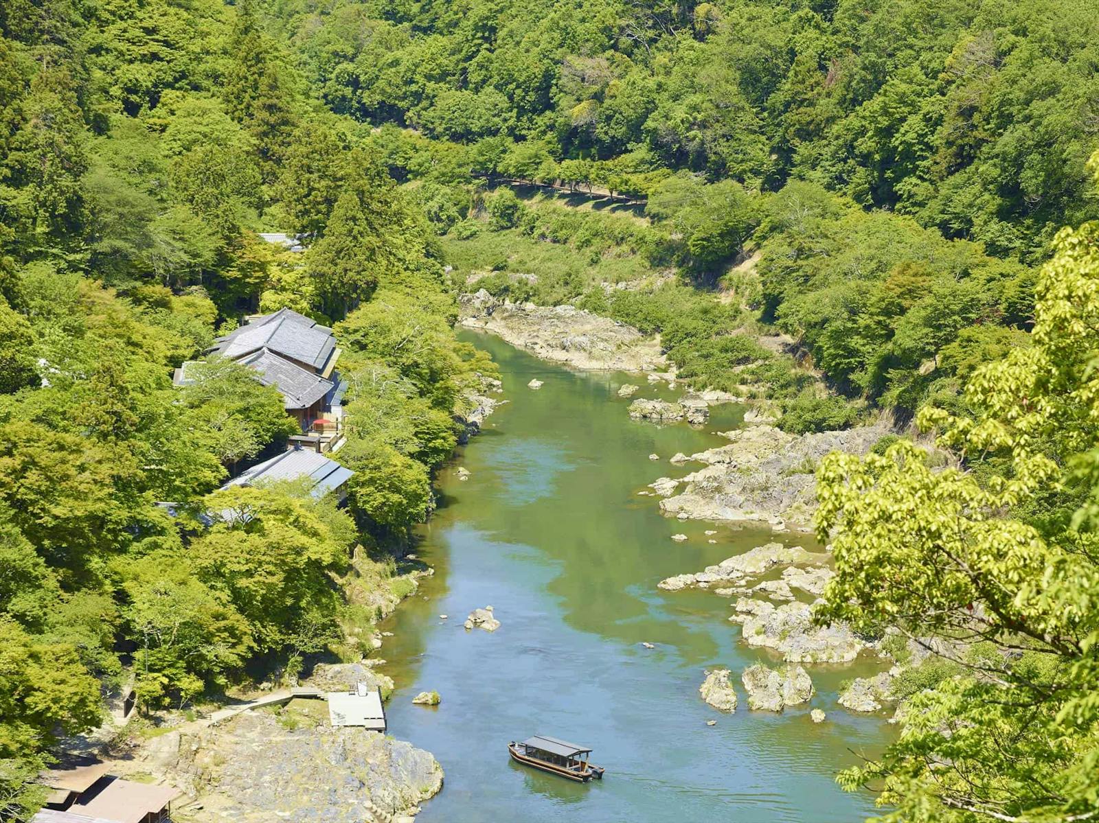 京のお囃子舟の大堰川