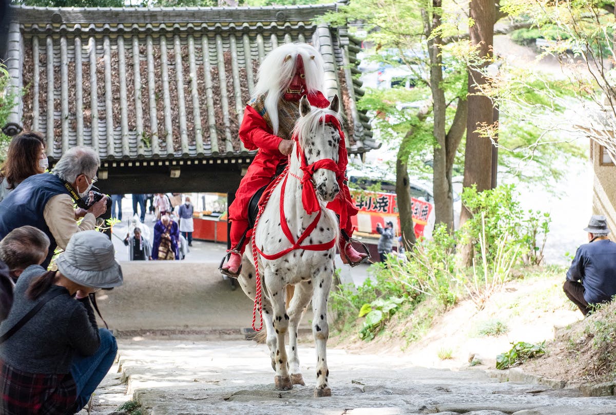 オマツリジャパンに登録をしてお祭りをもっと楽しもう!日本二大鬼祭の1つ「マダラ鬼神祭」、桜咲く雨引観音で激しく鬼が舞う!2021年の記録