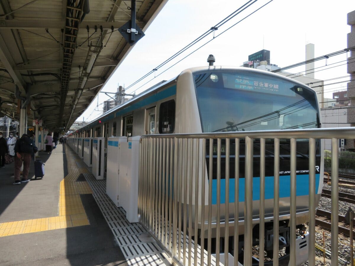 京浜東北線で車窓花見 川口 西川口の区間で電車から眺める公園の桜並木 オマツリジャパン 毎日 祭日