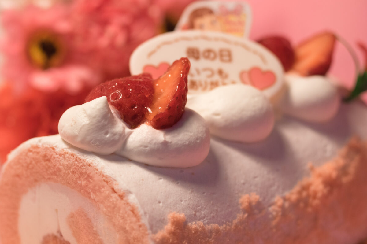 不二家の「母の日 苺のロールケーキ」