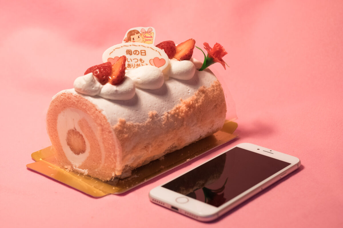 不二家の「母の日 苺のロールケーキ」