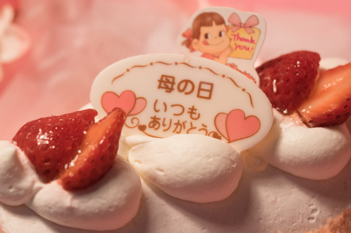 不二家の「母の日 苺のロールケーキ」