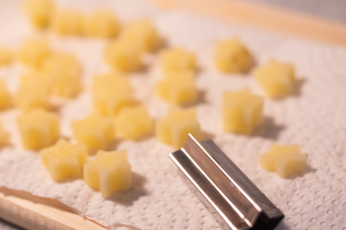 星形に抜いたジャガイモ