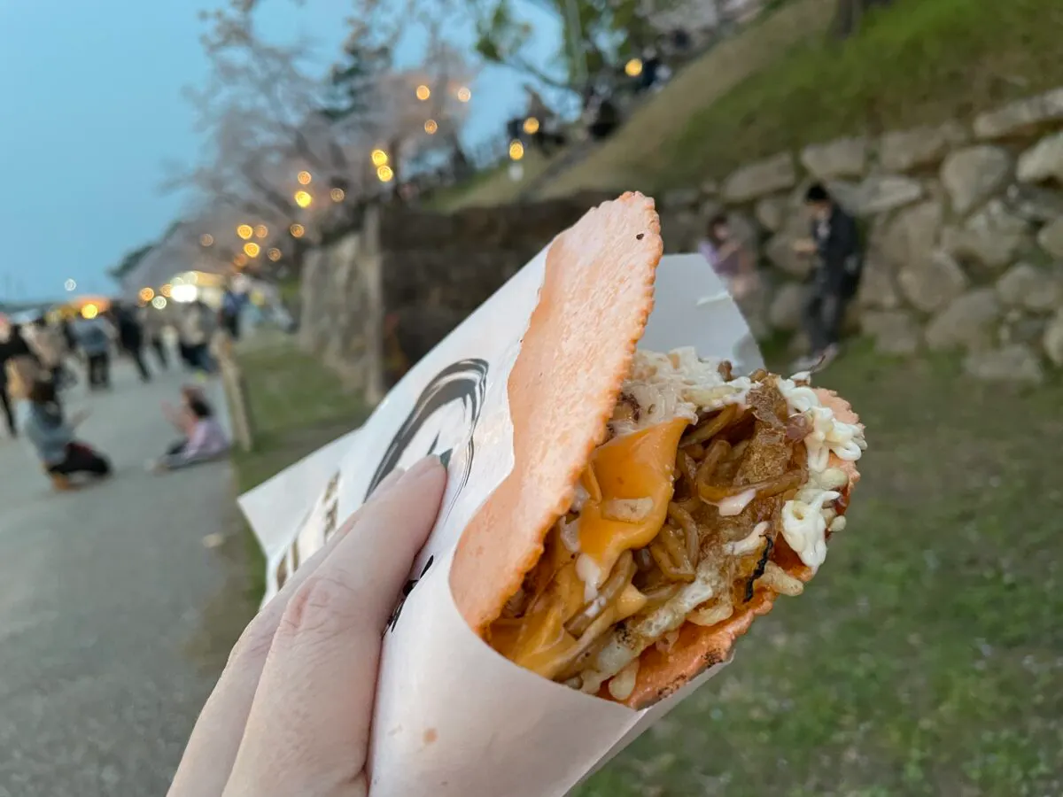 盆踊りに行ったら縁日にも注目 堪能して欲しいご当地屋台グルメ4選 オマツリジャパン あなたと祭りをつなげるメディア 盆踊りに行ったら縁日にも注目 堪能して欲しいご当地屋台グルメ4選 オマツリジャパン あなたと祭りをつなげるメディア