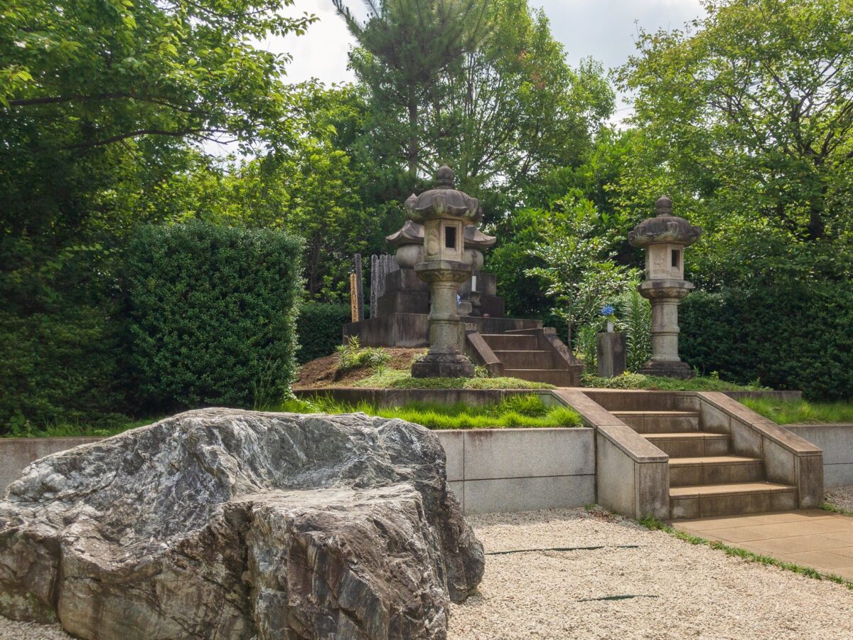 勝海舟夫妻墓所