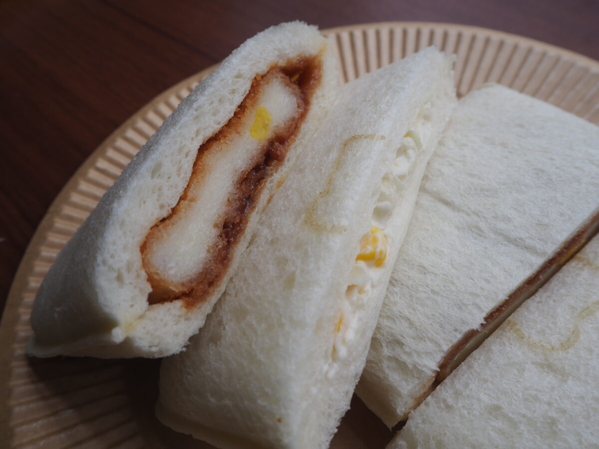 コーンコロッケとコーンサラダのランチパック