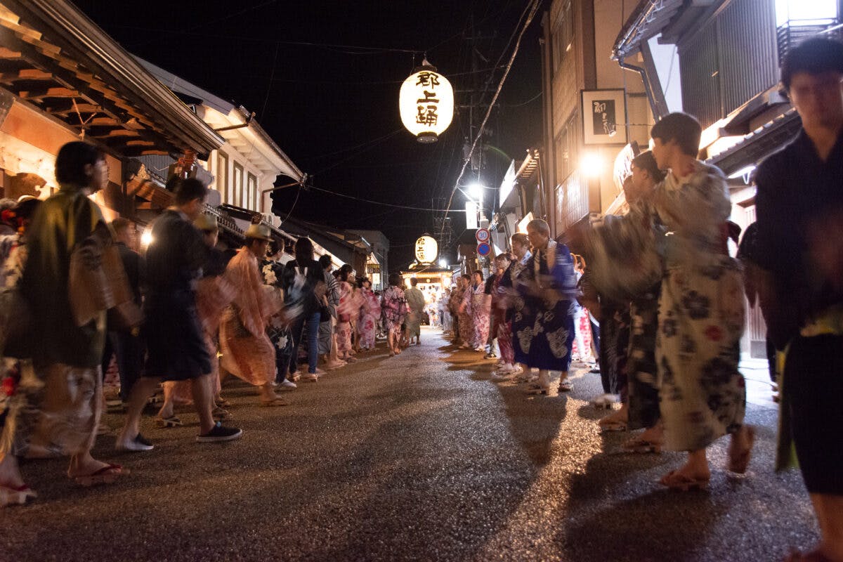 猫のまねをする盆踊り?郡上おどり・白鳥おどりの「猫の子」を徹底解剖!