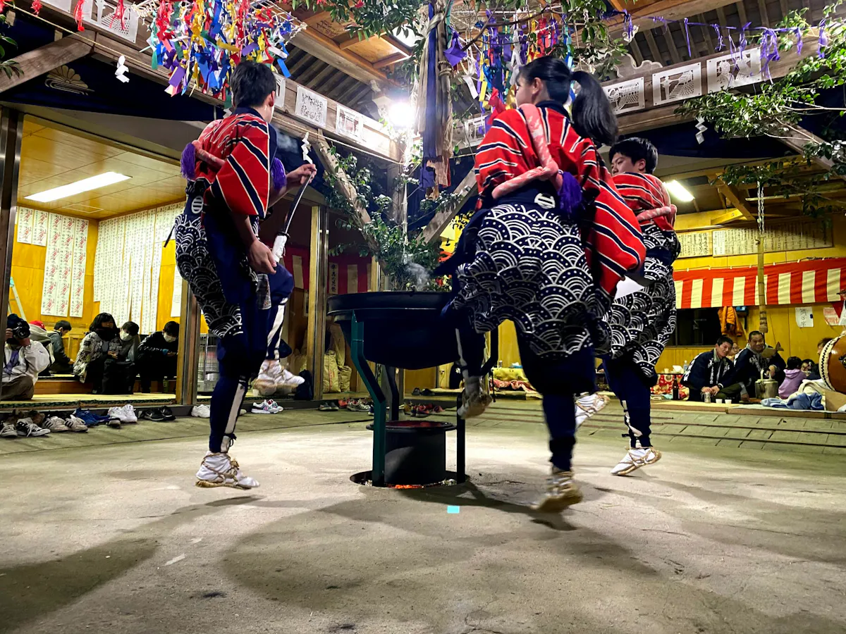 花祭りで有名な奥三河に伝わる盆踊り文化とは 参加してみて見えてきたこと オマツリジャパン あなたと祭りをつなげるメディア 花祭りで有名な奥三河に伝わる盆踊り文化とは 参加してみて見えてきたこと オマツリジャパン あなたと祭りをつなげるメディア