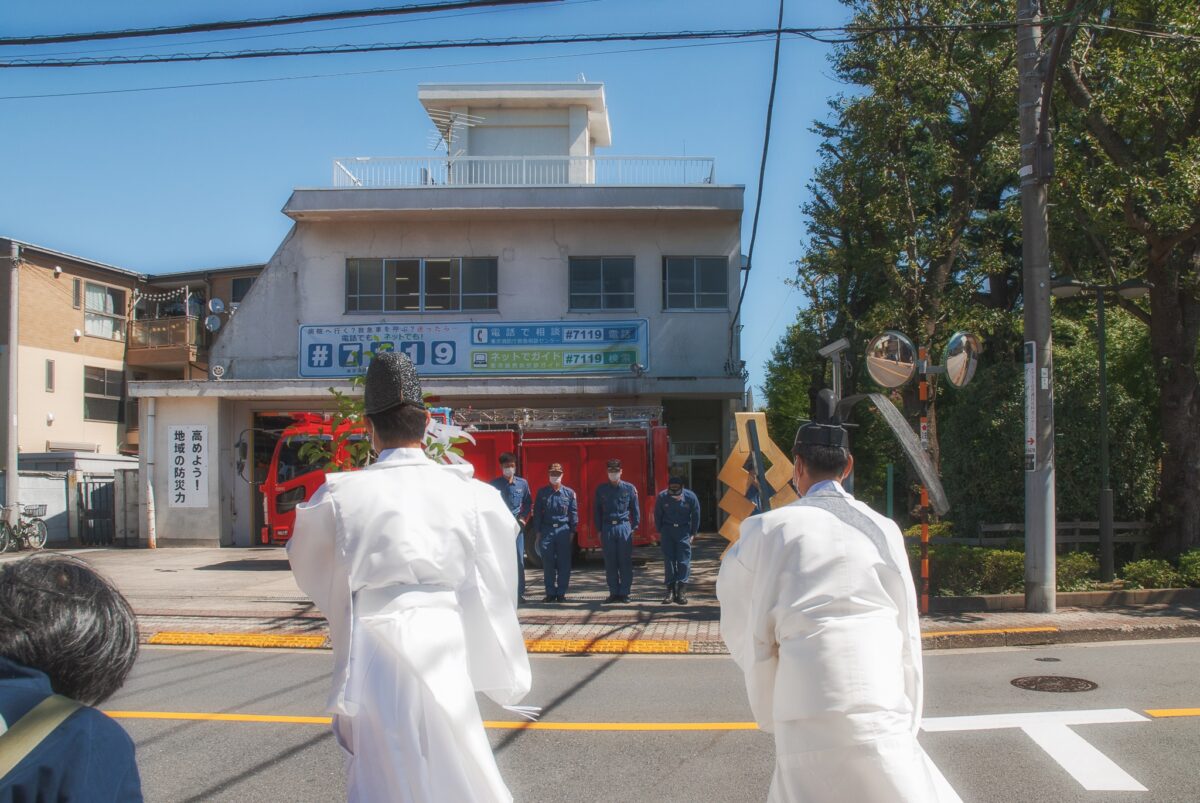 御幣渡御（田園調布消防署 雪谷出張所前）