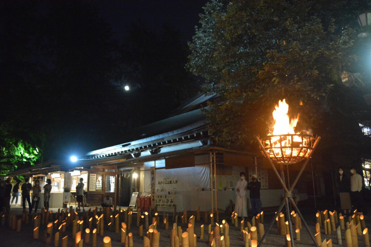 中秋の名月が照らす大宮八幡宮で開催される十五夜の神遊び、月の音舞台