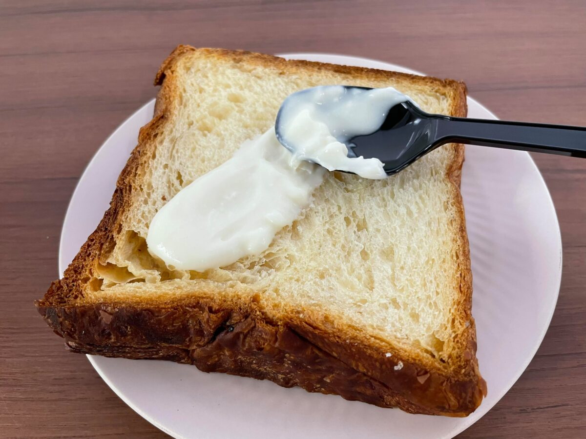 牛乳フォンデュを塗ったパン