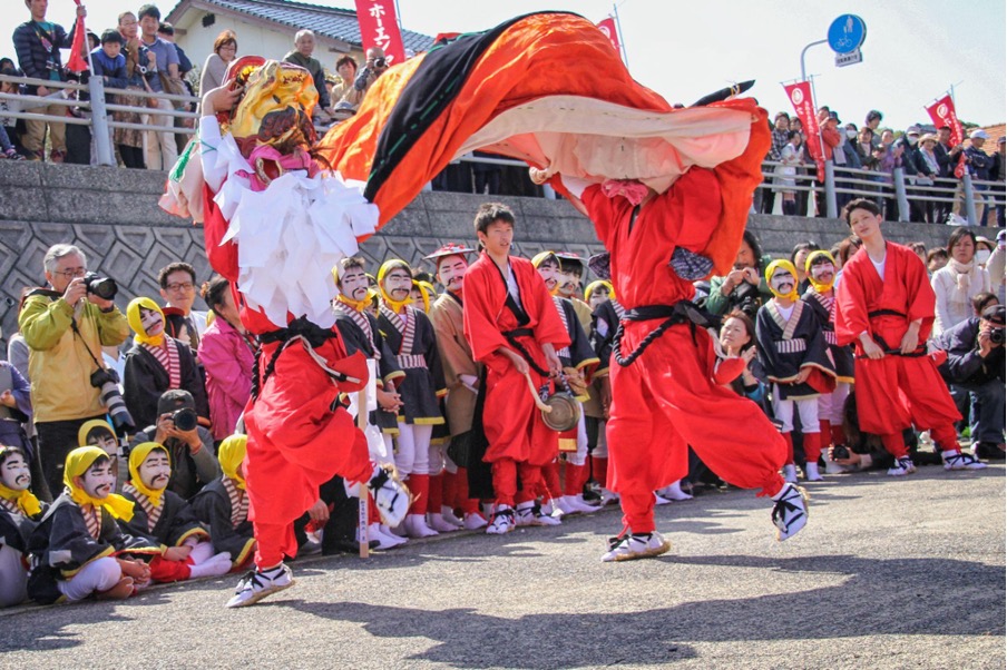 「賀露（かろ）神社ホーエンヤ祭」 港町を疾走する麒麟獅子、豪華絢爛な行列と船渡御