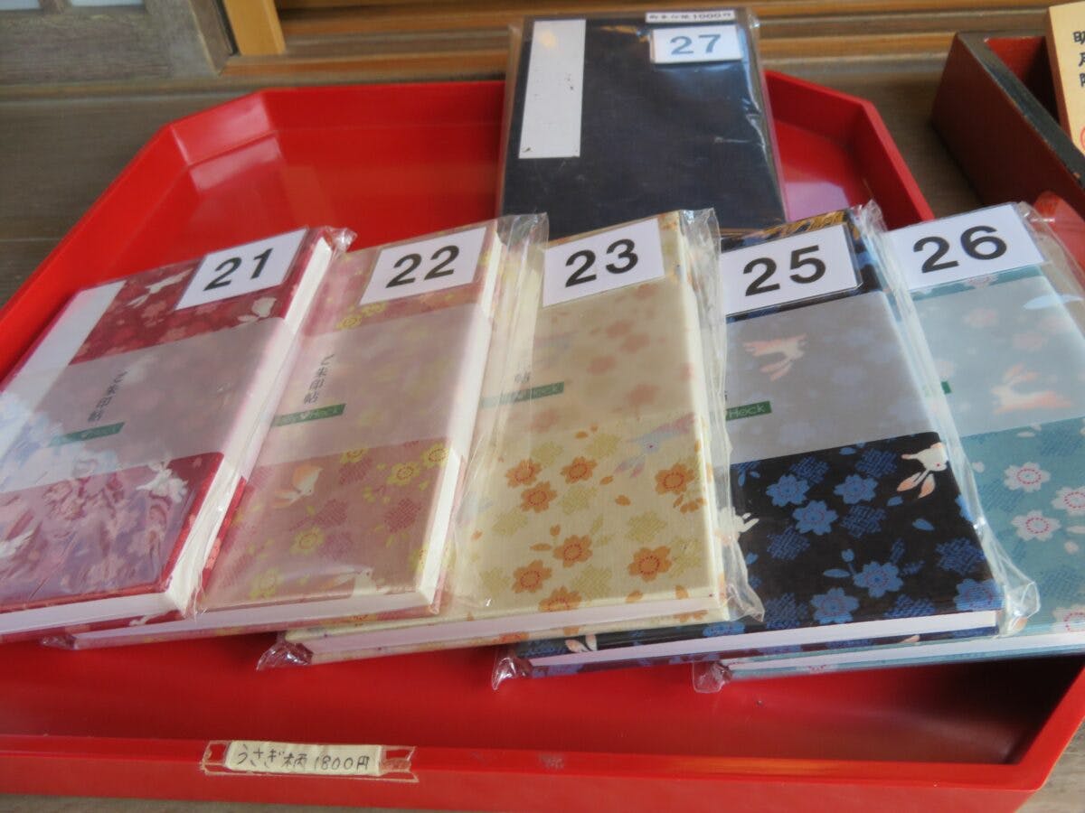 明月院とは 御朱印にご本尊が記される寺院を埋め尽くすアジサイブルー オマツリジャパン あなたと祭りをつなげるメディア 明月院とは 御朱印にご本尊が記される寺院を埋め尽くすアジサイブルー オマツリジャパン あなたと祭りをつなげるメディア