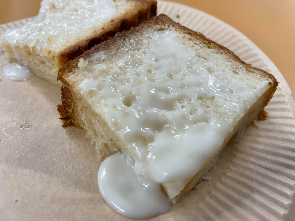 あたためた牛乳フォンデュが染みたパン