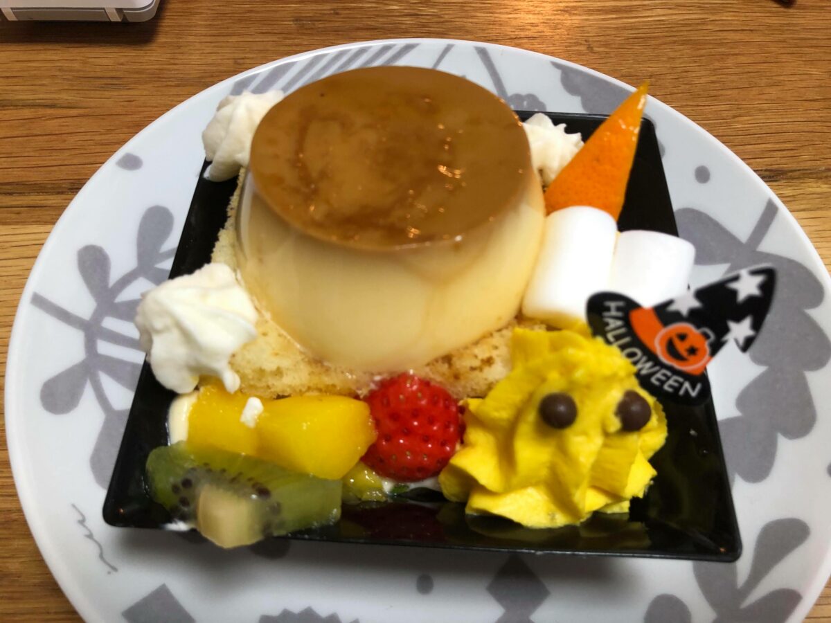 ハロウィンうみたて卵プリンのアラモード