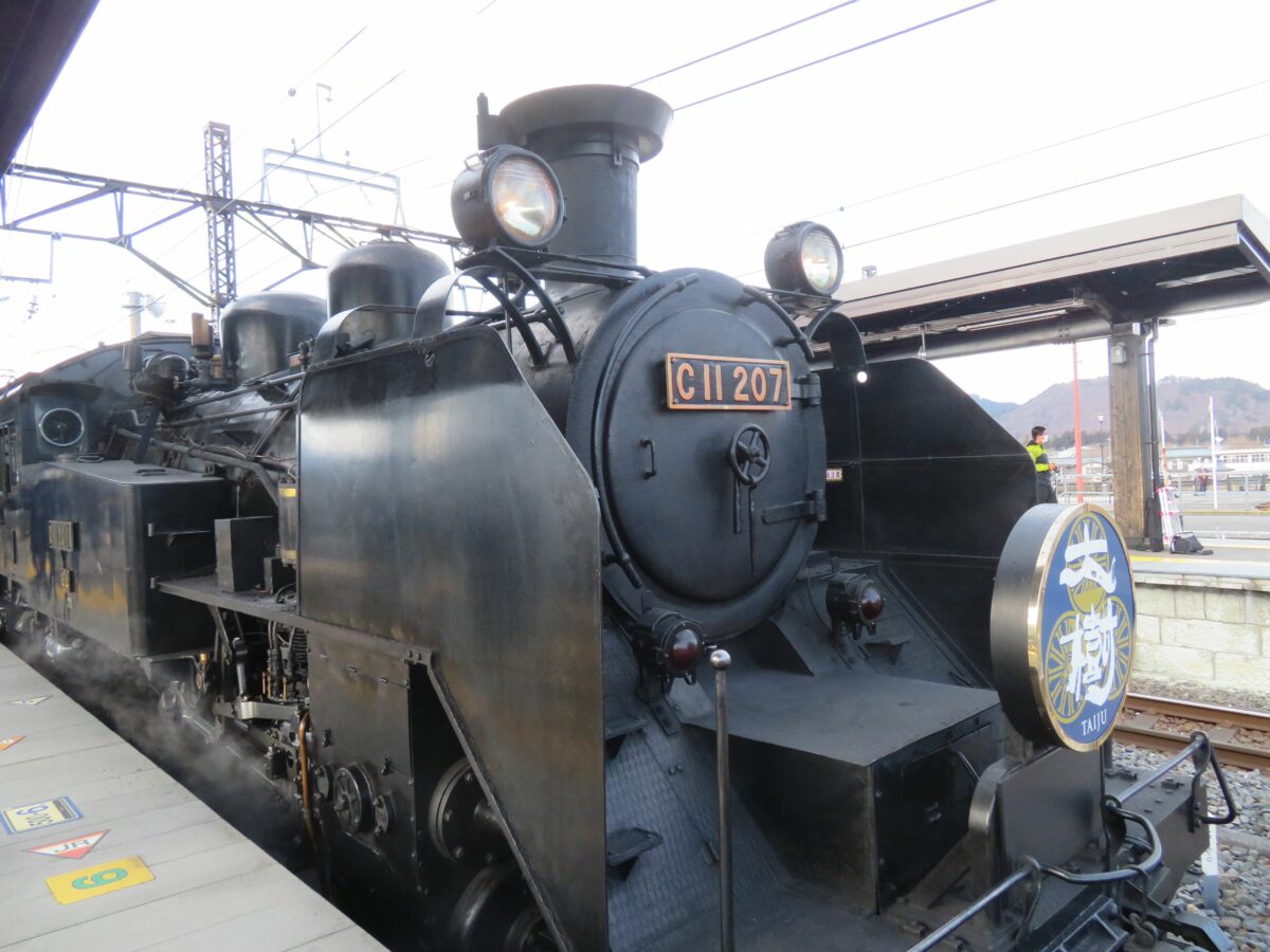 今日は「鉄道の日」！1940年代製造のC11形SLが日光市をパワフルに走る！